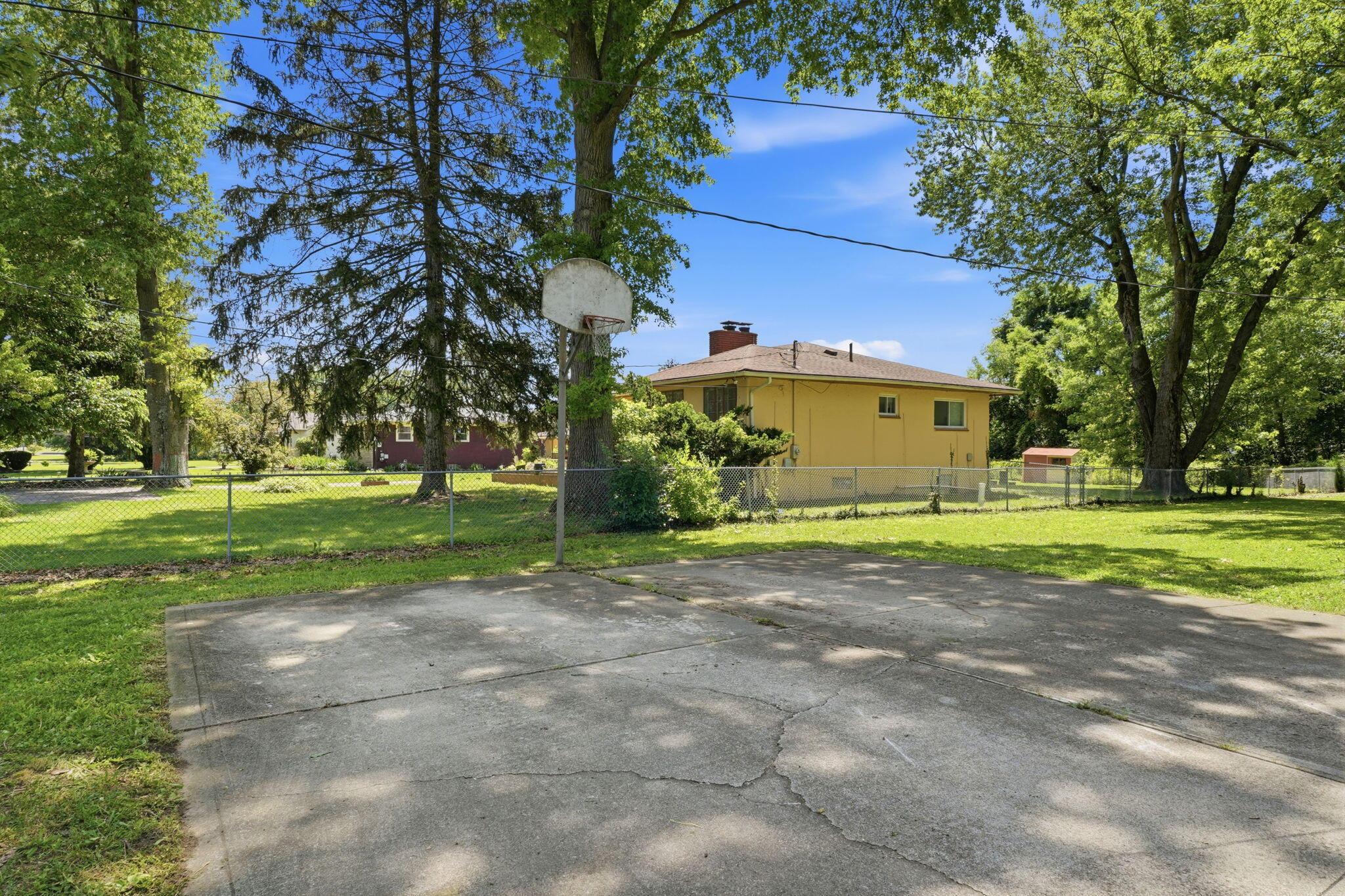 2547 McCutcheon Road Columbus, OH 43219 - Photo 44 of 55 basketball court