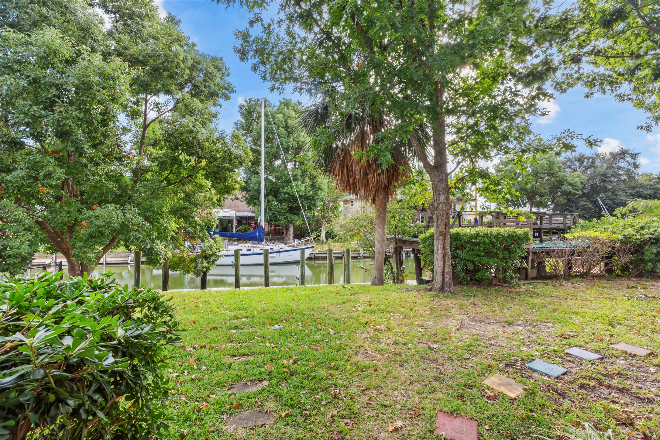 16 Harbor Lane Kemah, TX 77565 - Photo 26 of 31 a view of a chairs and table in the garden