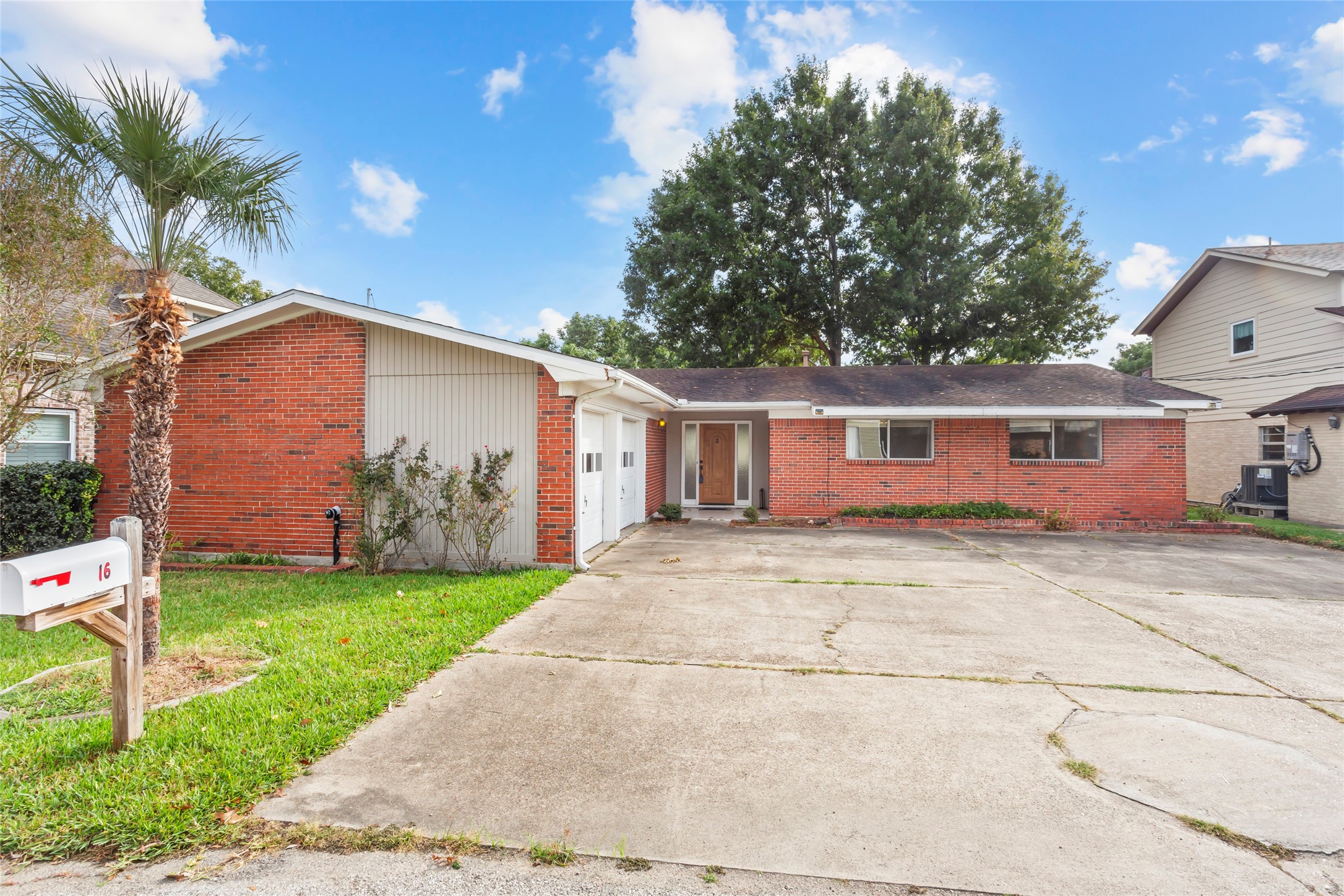 16 Harbor Lane Kemah, TX 77565 - Photo 3 of 31 a view of a yard with a large tree