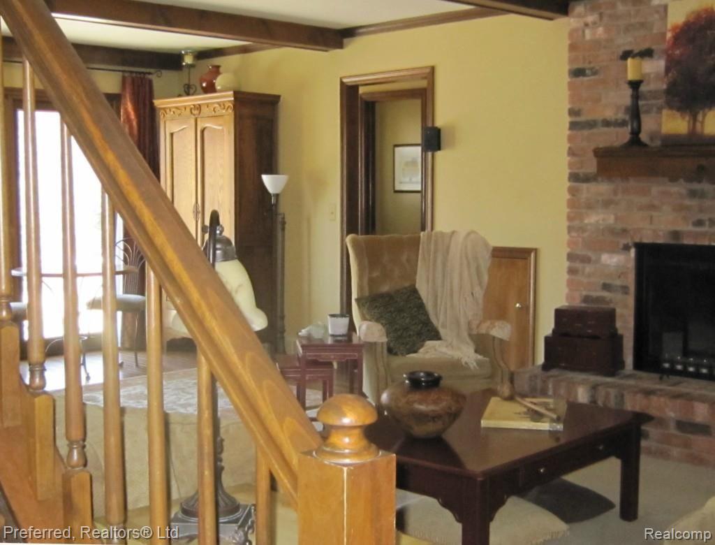 4222 Berry Road Plymouth, MI 48170 - Photo 9 of 29 4222 Berry Road Great Rm doorwall to deck.jpg