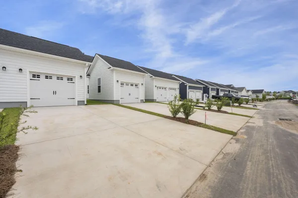 $2,500 | 762 Blueway Avenue, Summerville, SC 29486