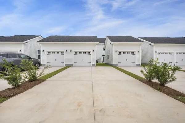 $2,500 | 762 Blueway Avenue, Summerville, SC 29486