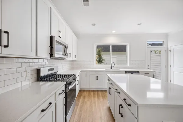 $2,500 | 762 Blueway Avenue, Summerville, SC 29486