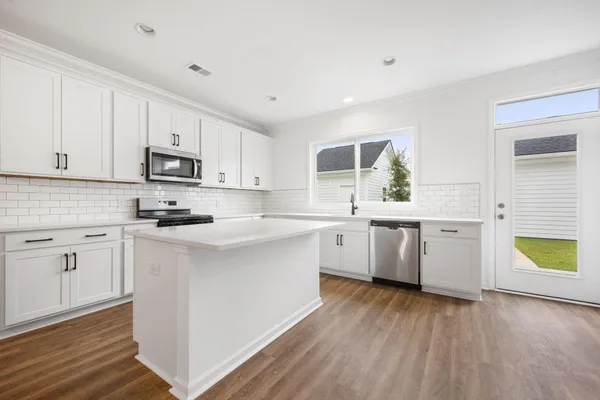 $2,500 | 762 Blueway Avenue, Summerville, SC 29486