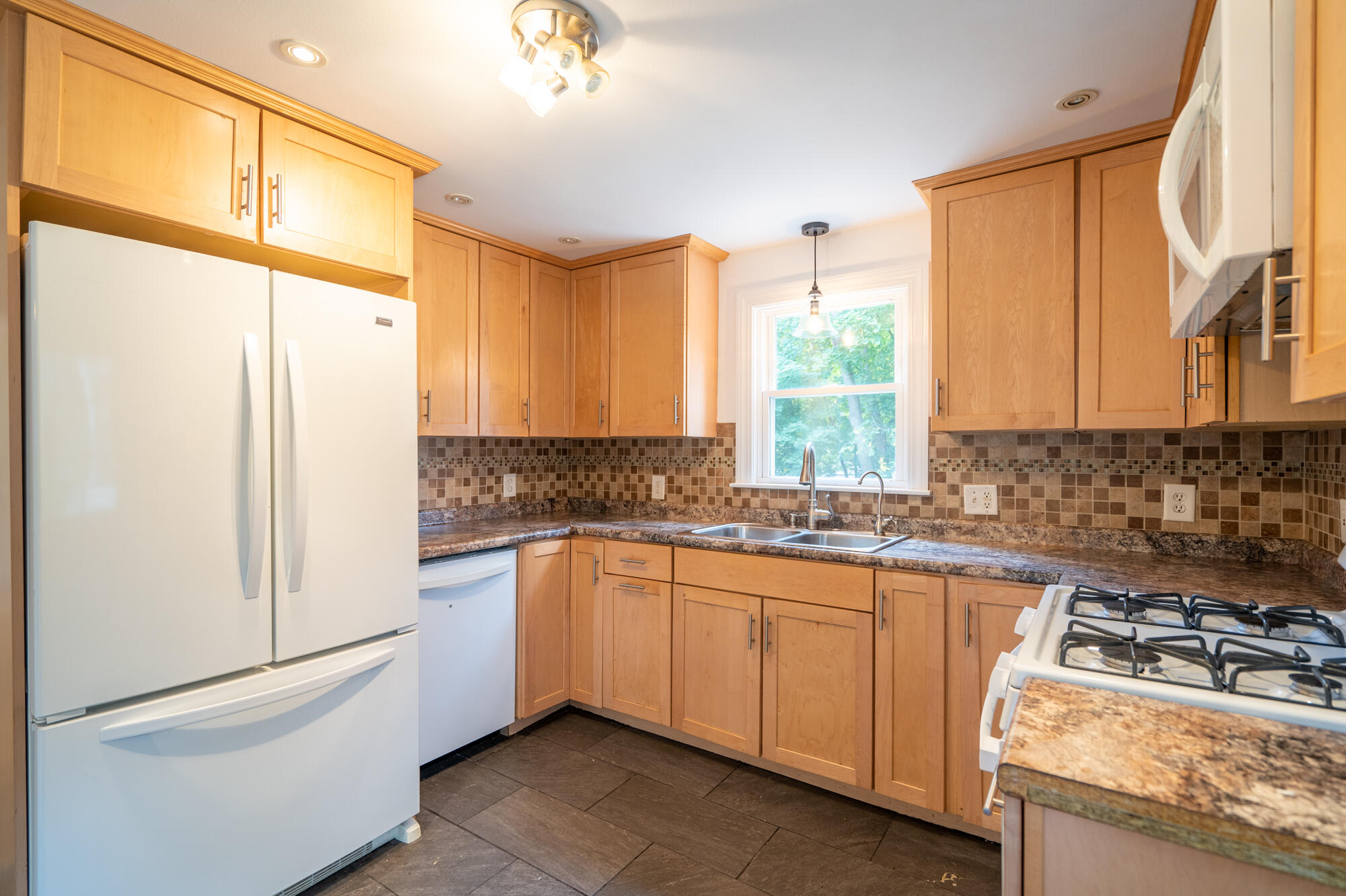 30 Riggs Street Portland, ME 04102 - Photo 11 of 38 30 Riggs interior-2