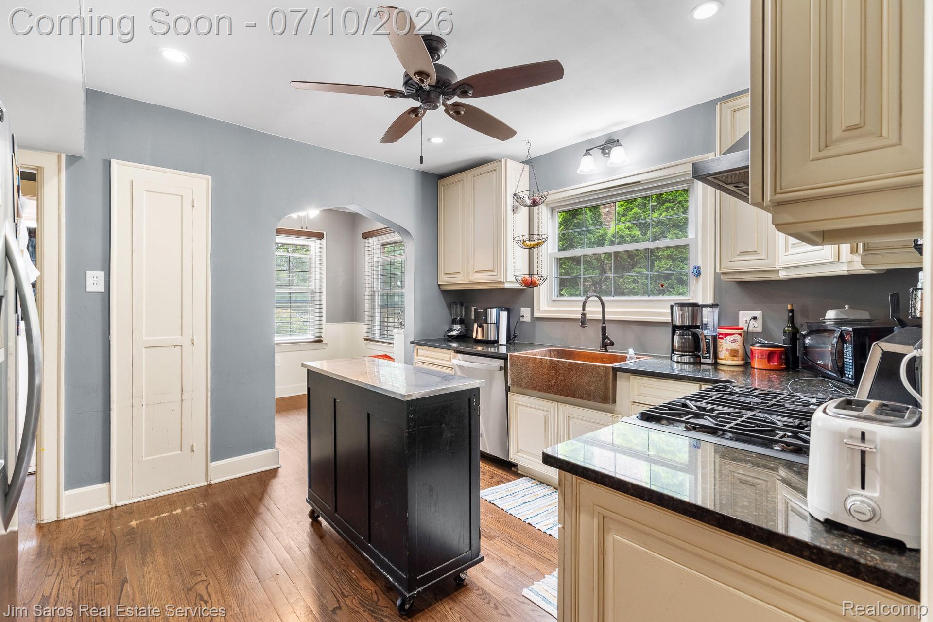 1421 Yorkshire Road Grosse Pointe, MI 48230 - Photo 5 of 29 09-SONYa7v_Photos_06292026_1421YorkshireRd_SamGenna-23.jpg
