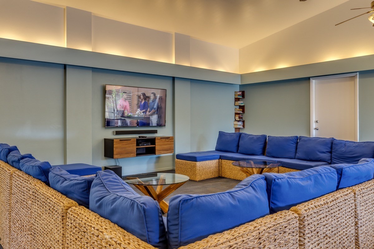 68-1745 Waikoloa Road, Unit L101 Waikoloa, HI 96738 - Photo 24 of 27 a living room with furniture