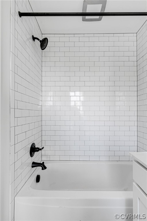 2405 Everett Street Richmond, VA 23224 - Photo 17 of 24 a bathroom with a bathtub