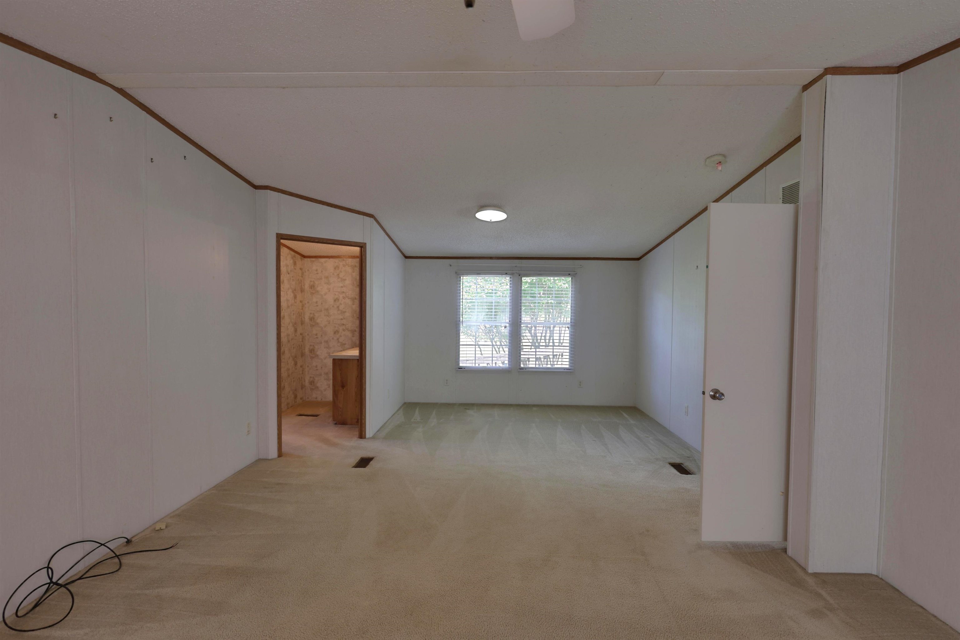 39 Cr 360 Road Iuka, MS 38852 - Photo 14 of 31 a view of an empty room with a window