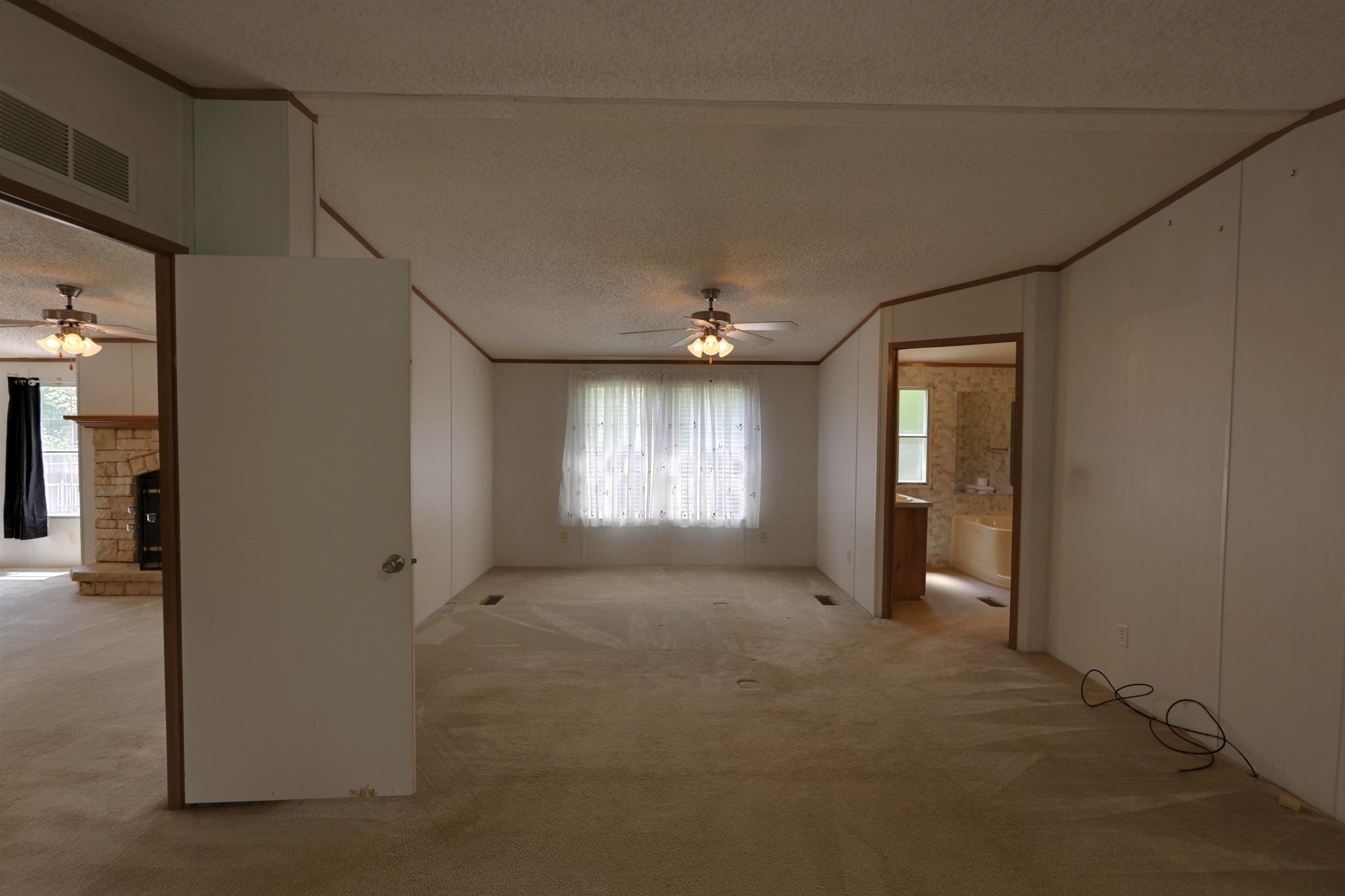 39 Cr 360 Road Iuka, MS 38852 - Photo 15 of 31 a view of livingroom and window