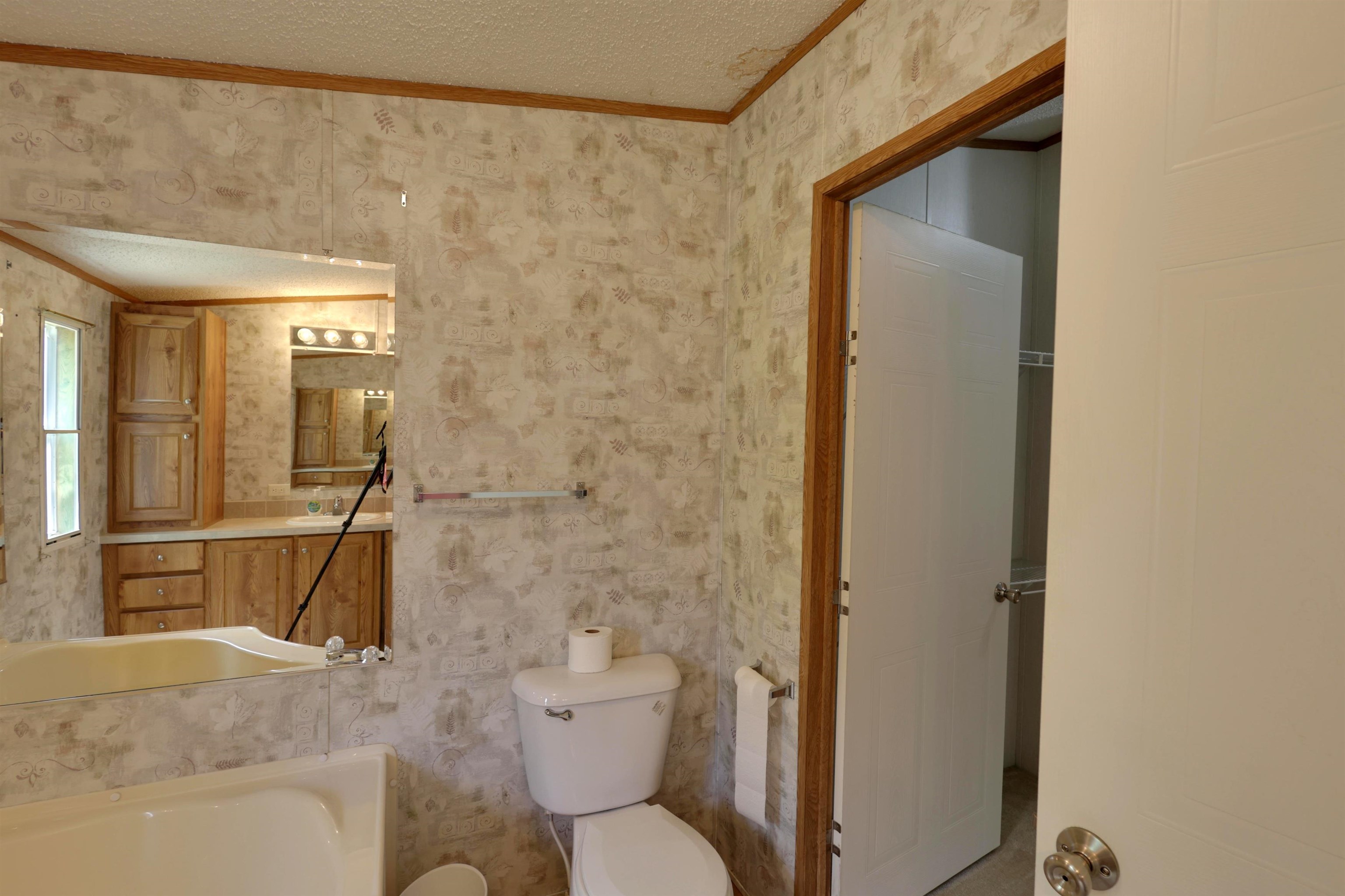 39 Cr 360 Road Iuka, MS 38852 - Photo 19 of 31 a bathroom with a toilet and a shower