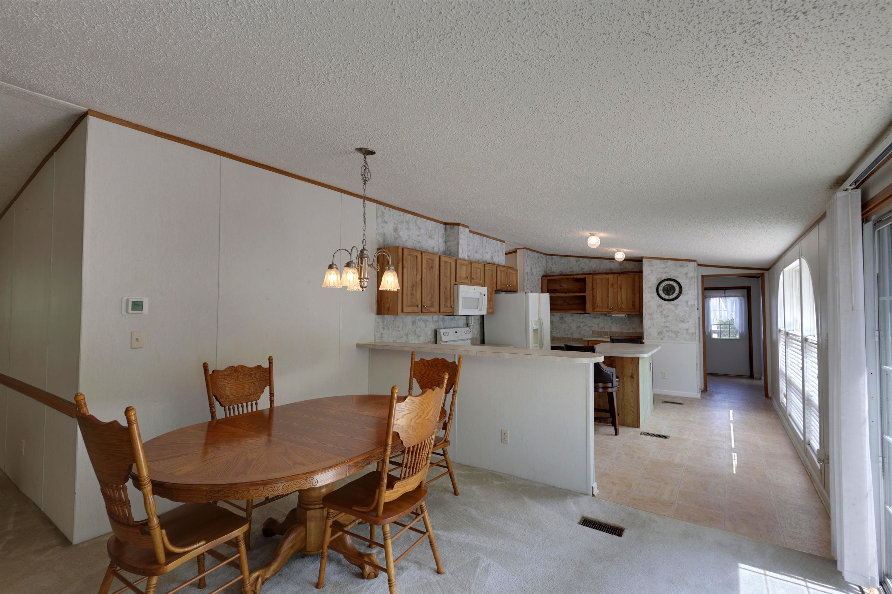 39 Cr 360 Road Iuka, MS 38852 - Photo 9 of 31 a dining room with furniture and window