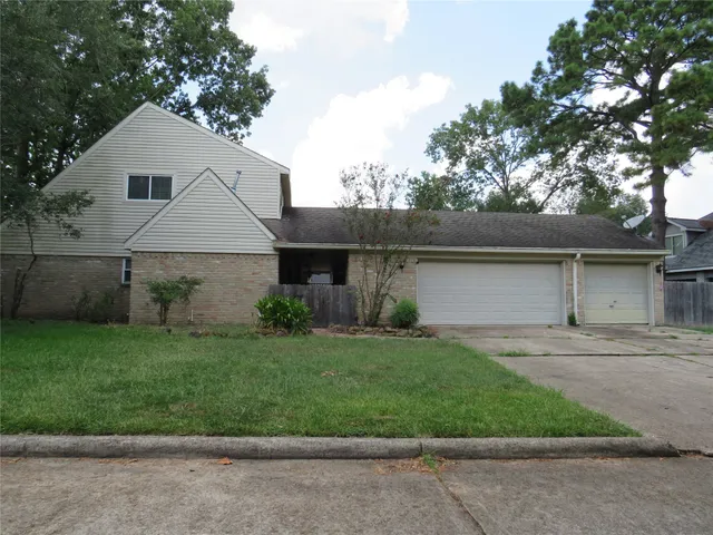 a view of a back yard of the house