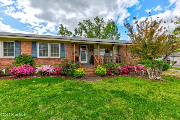 $221,900 | 307 West Westbrook Street, Wallace, NC 28466