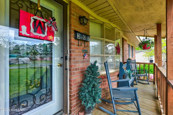 $221,900 | 307 West Westbrook Street, Wallace, NC 28466