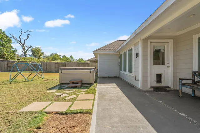 a view of a house with backyard