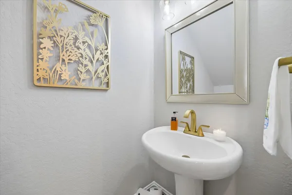 $585,000 | 8417 Water Oak Pass Drive, Houston, TX 77055