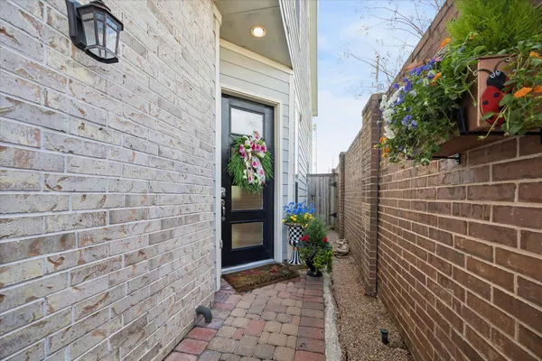 $585,000 | 8417 Water Oak Pass Drive, Houston, TX 77055