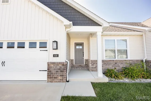 $370,000 | 806 Applewood Creek Drive, Fairview Heights, IL 62208