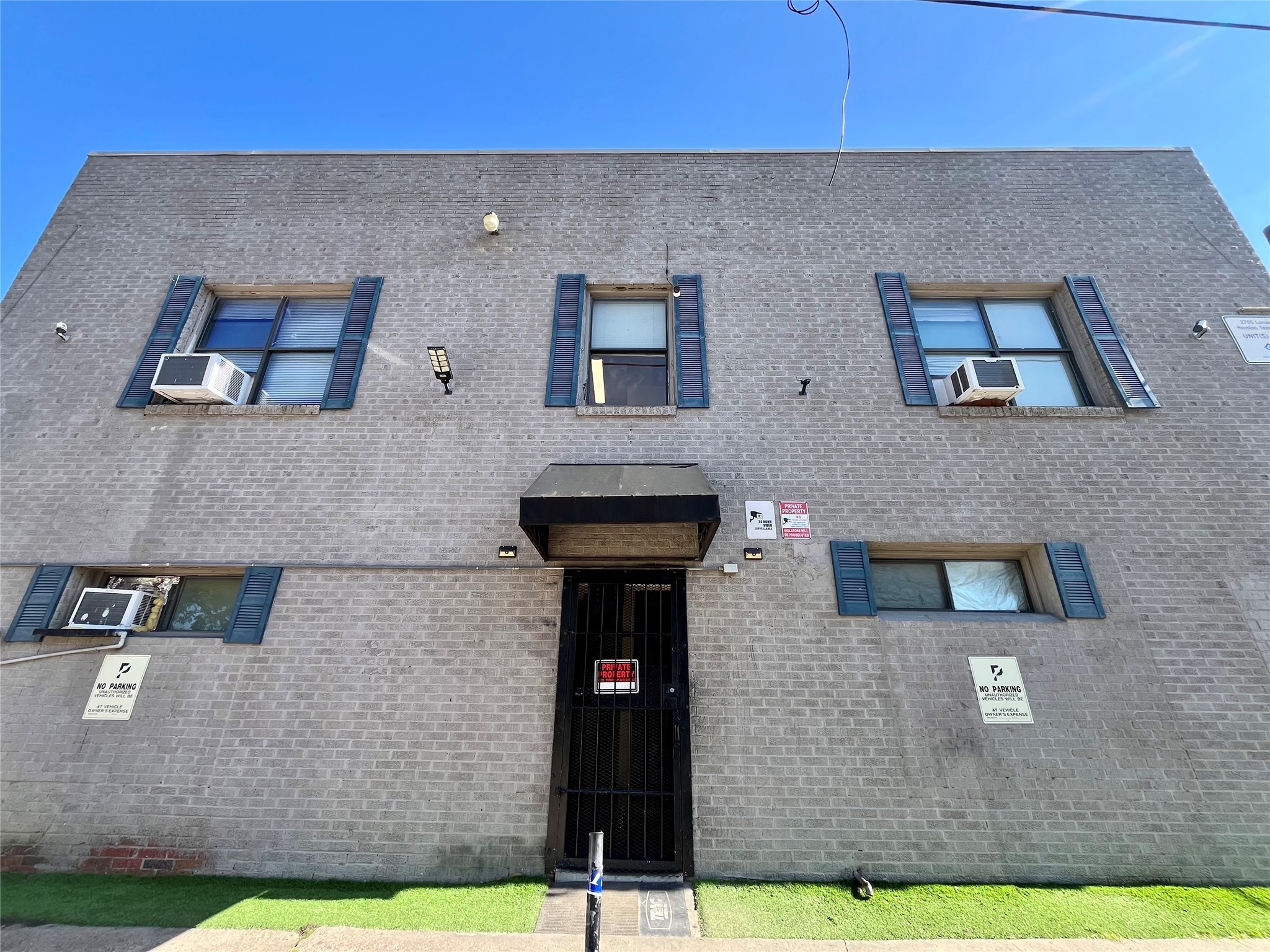 2705 Lorraine Street, Unit 8 Houston, TX 77026 - Photo 15 of 18 Front of apartment building