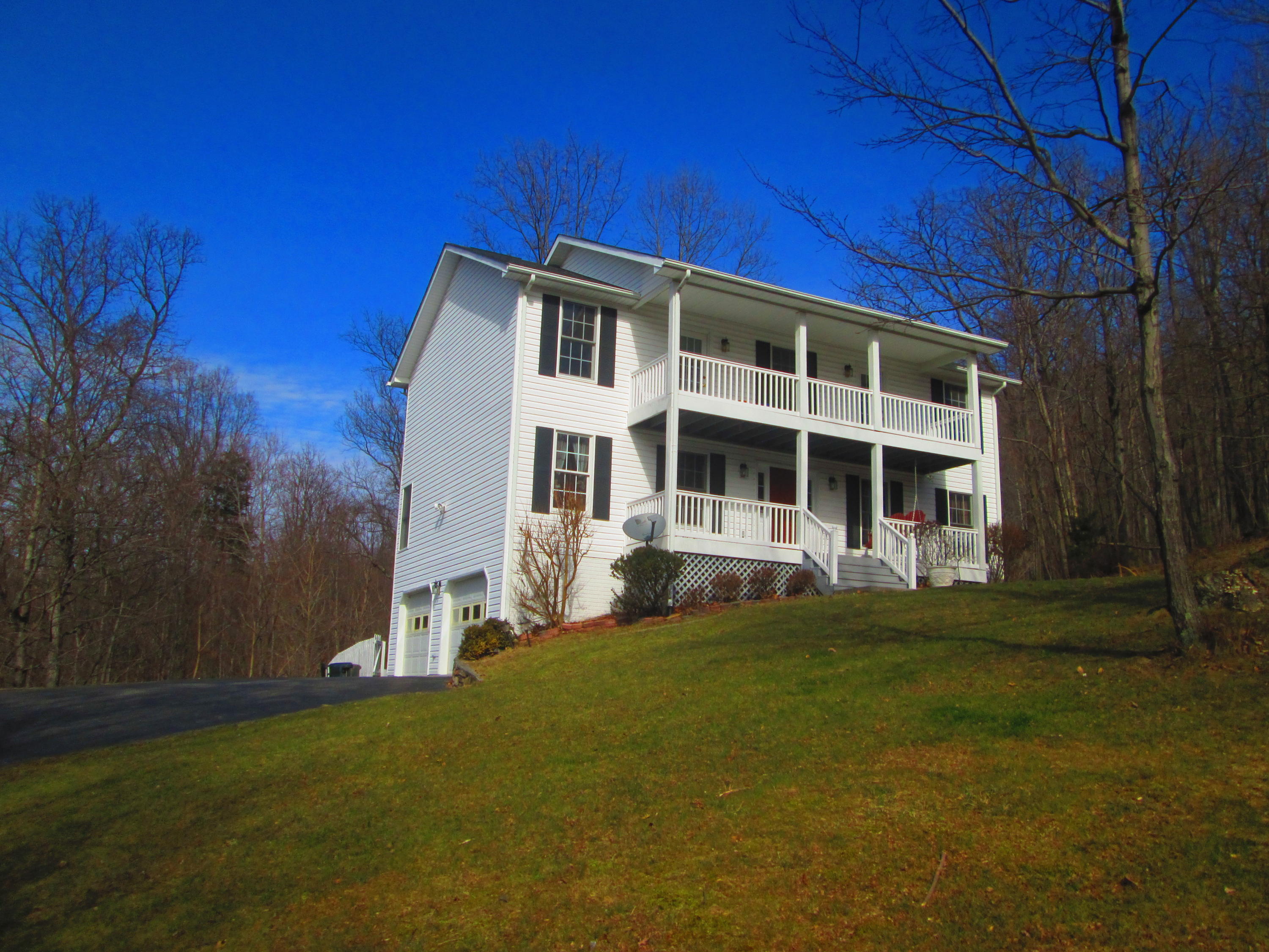 1553 Archway Road Blue Ridge, VA 24064 - Photo 8 of 26 2 Car Garage