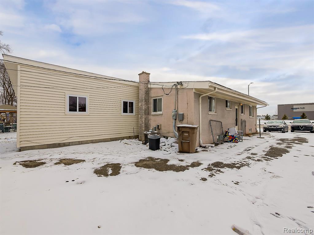 1283 Featherstone Road Pontiac, MI 48342 - Photo 28 of 34