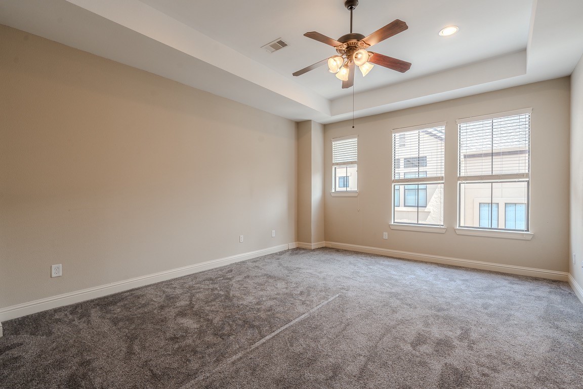 5213 Eigel Street, Unit B Houston, TX 77007 - Photo 15 of 28 a view of an empty room with a window