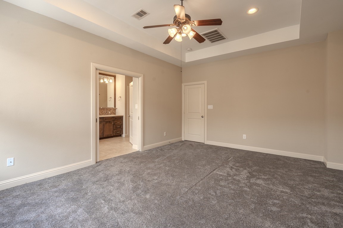 5213 Eigel Street, Unit B Houston, TX 77007 - Photo 16 of 28 an empty room with chandelier fan and windows