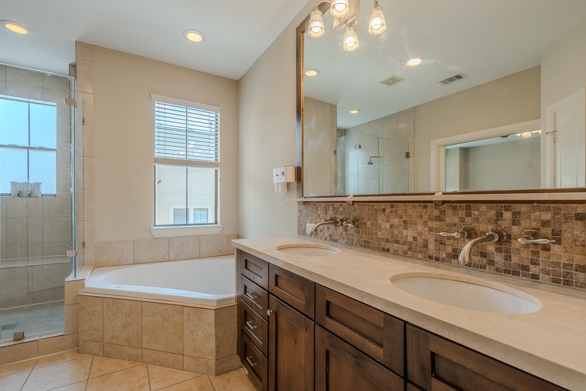 5213 Eigel Street, Unit B Houston, TX 77007 - Photo 18 of 28 a bathroom with a tub sink and mirror