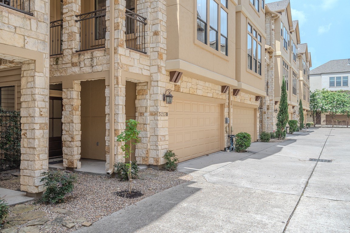 5213 Eigel Street, Unit B Houston, TX 77007 - Photo 2 of 28 a front view of a building
