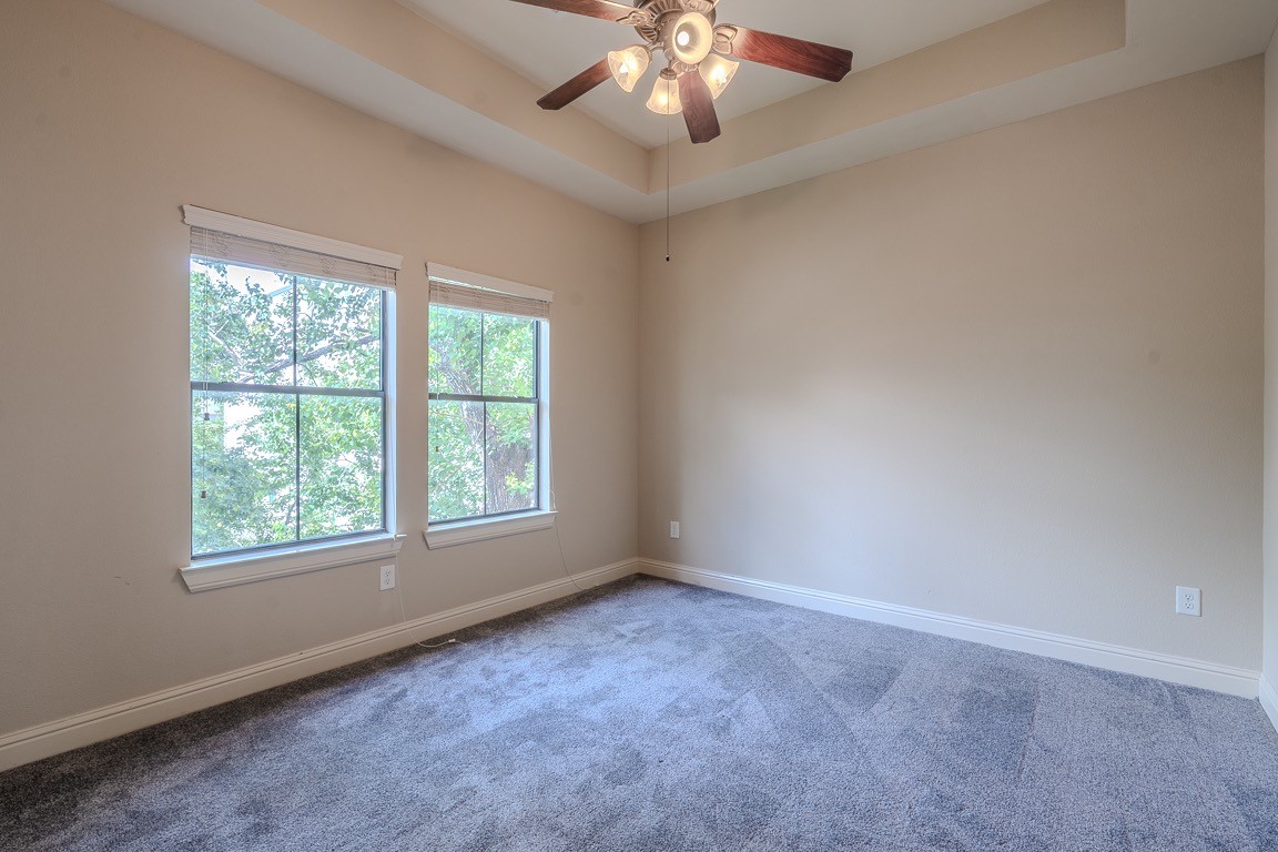 5213 Eigel Street, Unit B Houston, TX 77007 - Photo 22 of 28 an empty room with a window