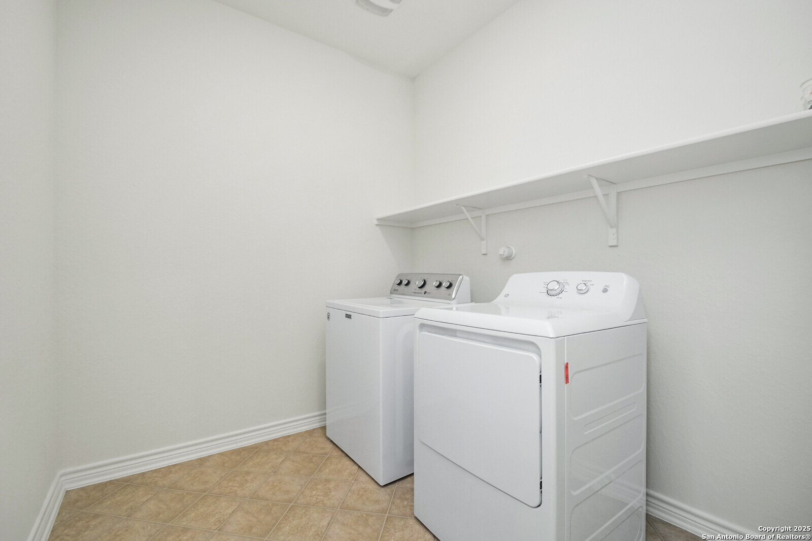 5010 Big Oak Run Elmendorf, TX 78112 - Photo 28 of 31 a utility room with dryer and washer
