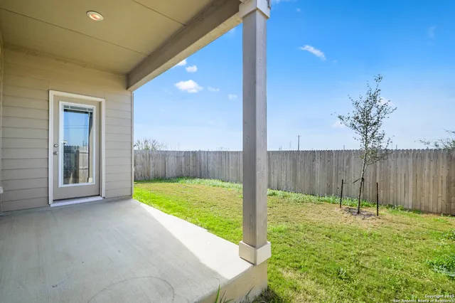 a view of a backyard