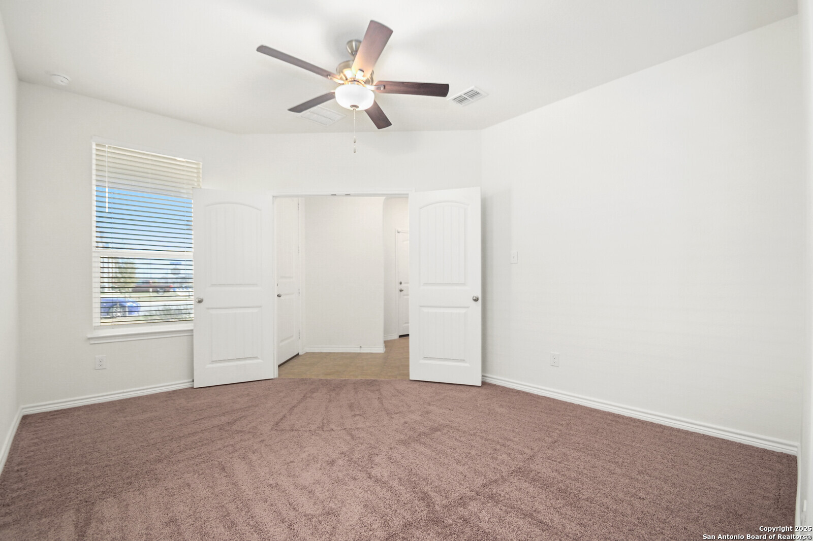 5010 Big Oak Run Elmendorf, TX 78112 - Photo 4 of 31 an empty room with windows and fan