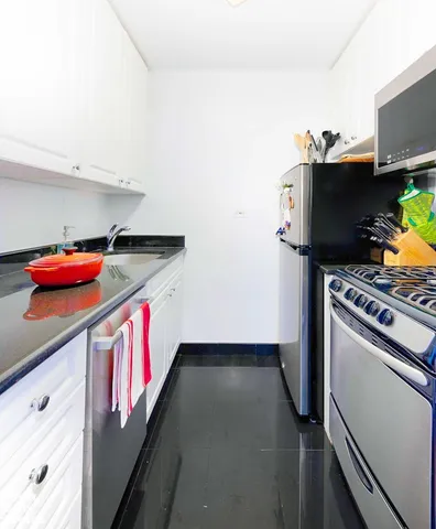 $625,000 | 200 East 27th Street, Unit 11L | Kips Bay