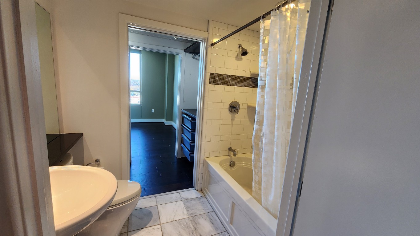 300 Bowie Street, Unit 1305 Austin, TX 78703 - Photo 18 of 38 a bathroom with a tub and a sink