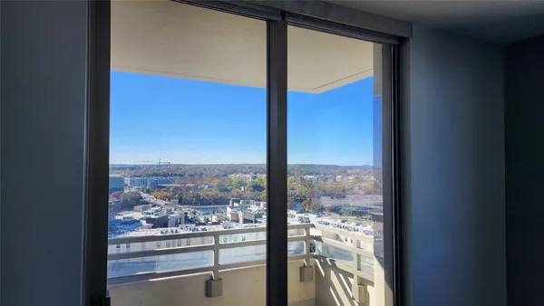 $3,200 | 300 Bowie Street, Unit 1305, Austin, TX 78703