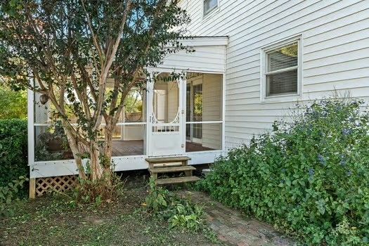 a view of a house with backyard and garden