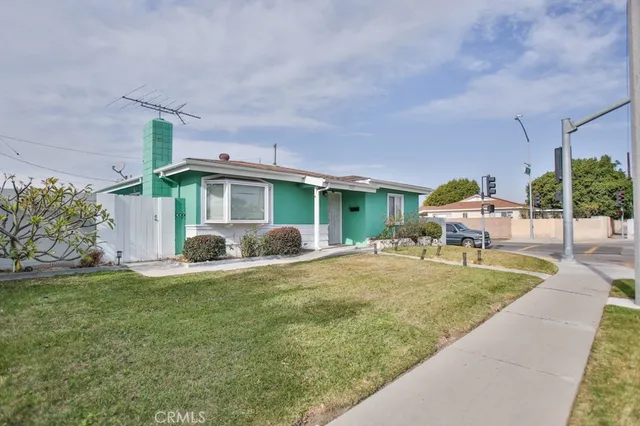 a view of a house with backyard and sitting area