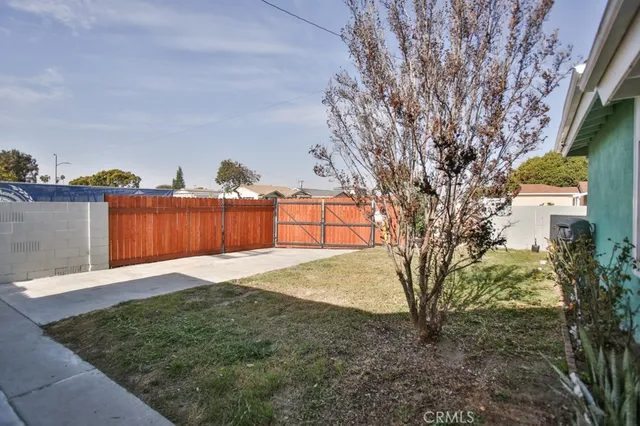 a view of a backyard