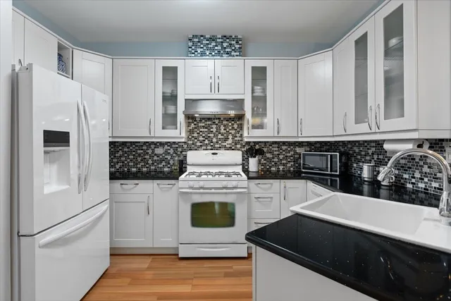 $335,000 | 56 West Briarwood Drive, Streamwood, IL 60107