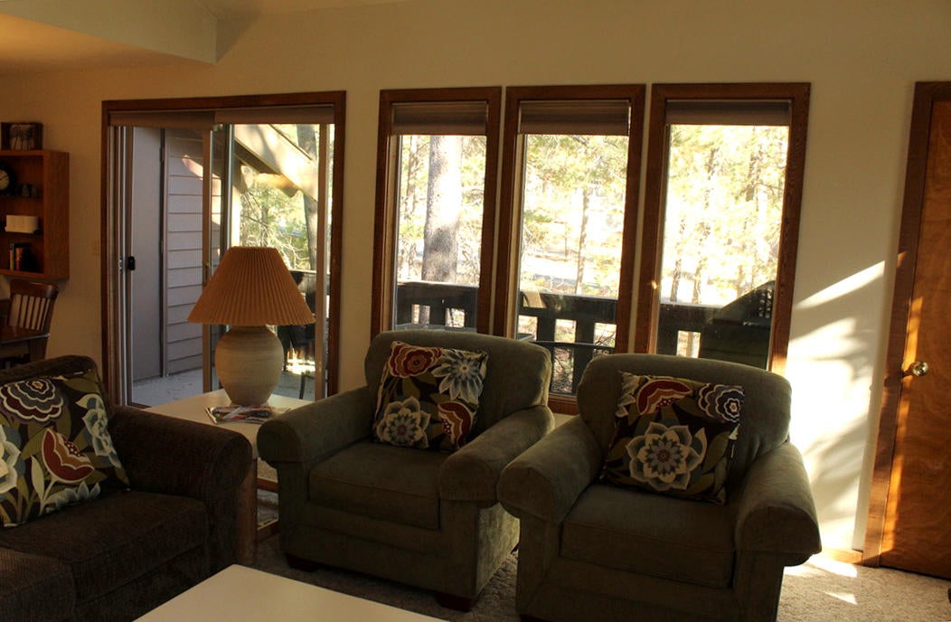 57326-12 Beaver Ridge Loop Sunriver, OR 97707 - Photo 4 of 24 4-lvrm-R12