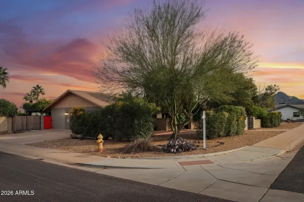 $834,900 | 10049 North 25th Place, Phoenix, AZ 85028