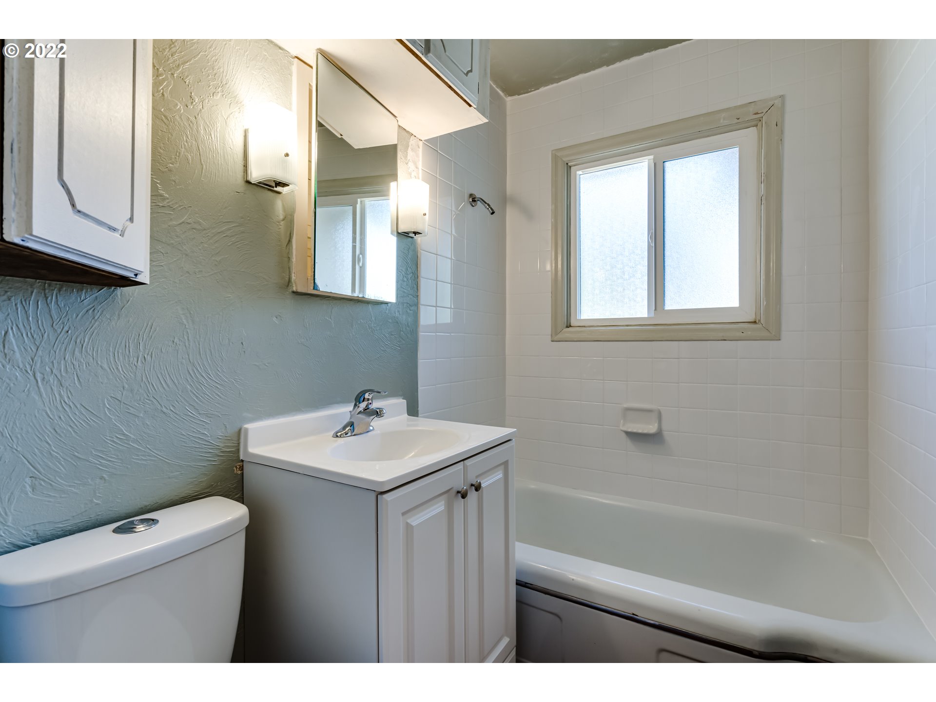 2691 Game Farm Road Springfield, OR 97477 - Photo 19 of 23 a bathroom with a sink a toilet and a bathtub