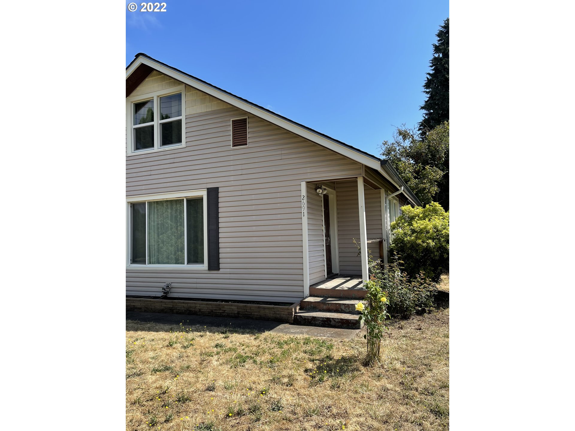2691 Game Farm Road Springfield, OR 97477 - Photo 2 of 23 a front view of a house with garden
