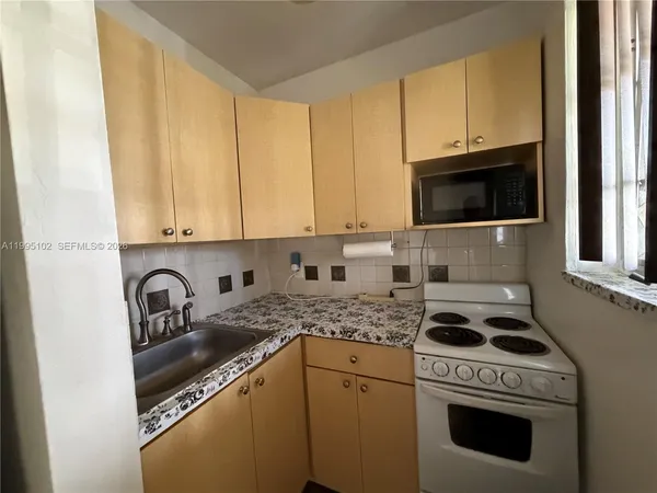 $1,600 | 1580 Northeast 145th Street, Unit 1582, Miami, FL 33161