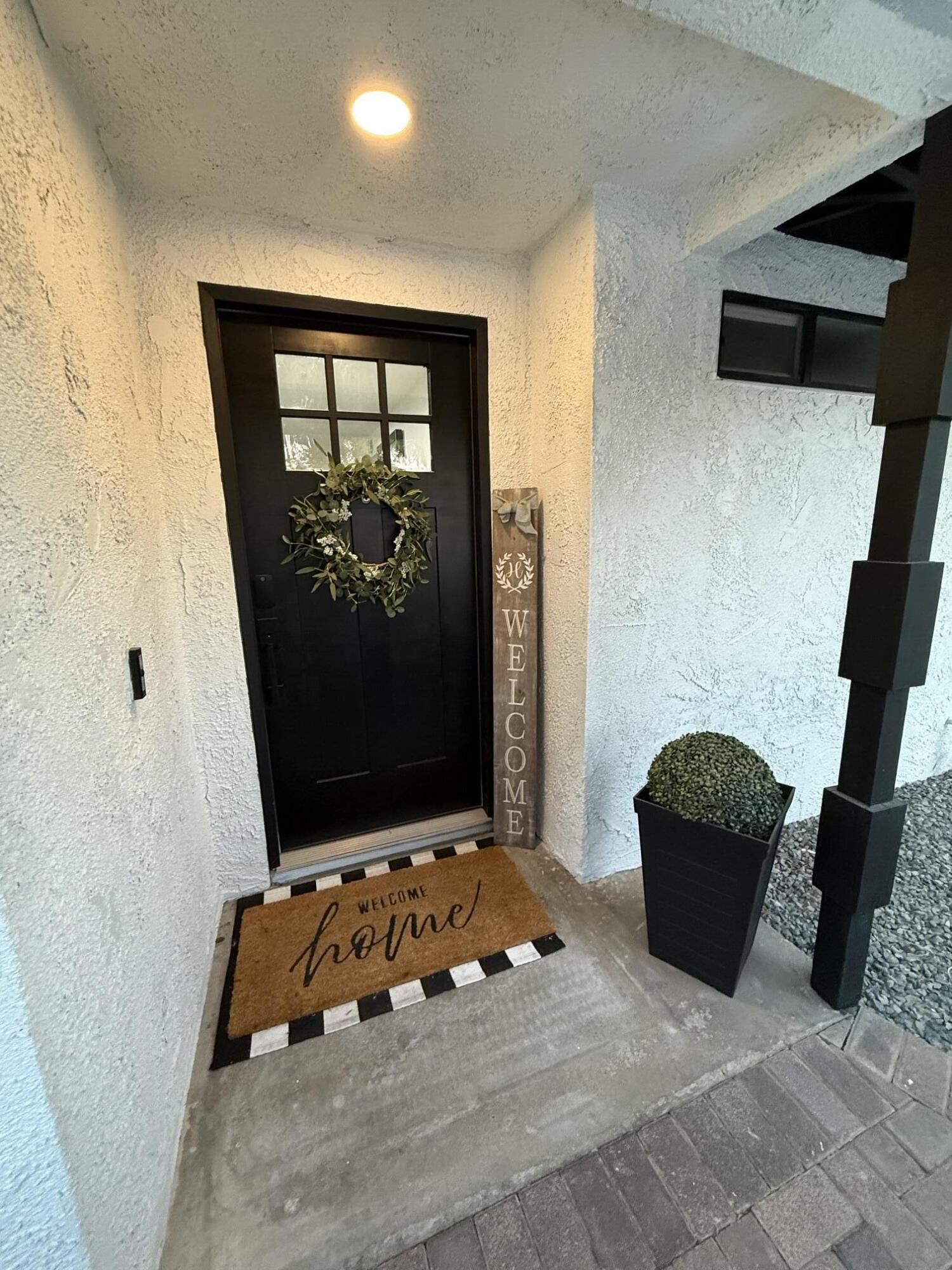 37081 Palmdale Road Rancho Mirage, CA 92270 - Photo 46 of 46 a front view of a house