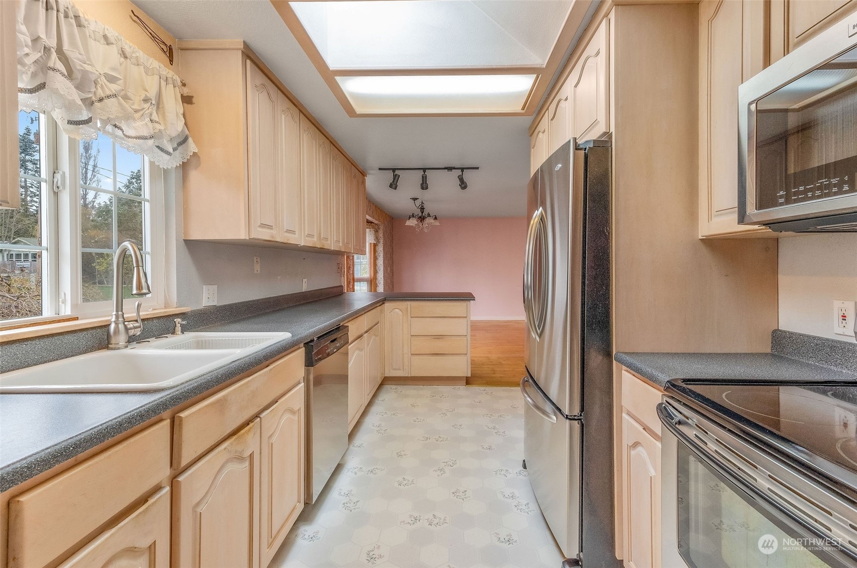 720 Memory Lane Port Townsend, WA 98368 - Photo 12 of 33 a kitchen with granite countertop a sink stove and refrigerator
