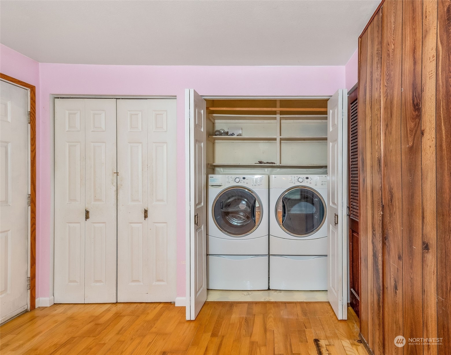 720 Memory Lane Port Townsend, WA 98368 - Photo 15 of 33 a view of a livingroom with washer and dryer