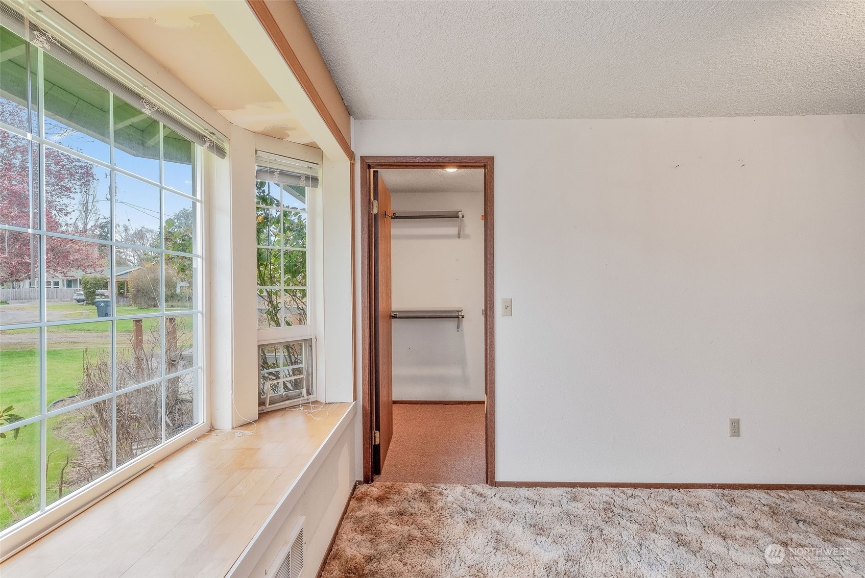 720 Memory Lane Port Townsend, WA 98368 - Photo 22 of 33 a view of hallway with wooden floor and livingroom